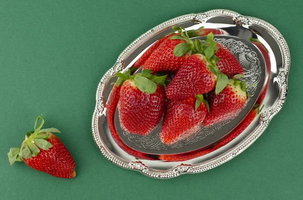 有多种背景的成熟红草莓 — 图库照片