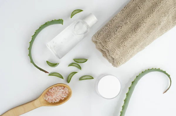 Beyaz arka planda organik tıbbi aloglar