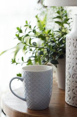 Konforlu Ev Atmosferi Bir fincan serinletici çay ve çeşitli bitkilerle