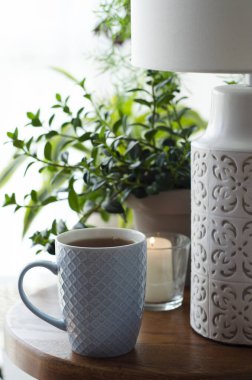 Konforlu Ev Atmosferi Bir fincan serinletici çay ve çeşitli bitkilerle