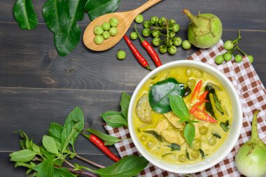 Tavuklu yeşil köri. 