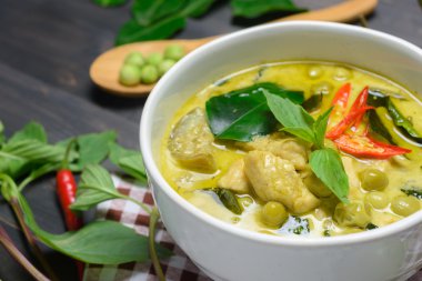 Tavuklu yeşil köri. 