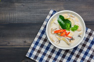 Tavuklu hindistan cevizi sütü çorbası.