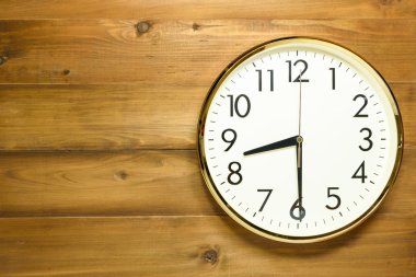 ahşap duvar duvar saati