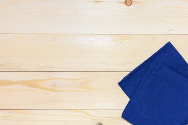 üzerinde ahşap masa örtüsü