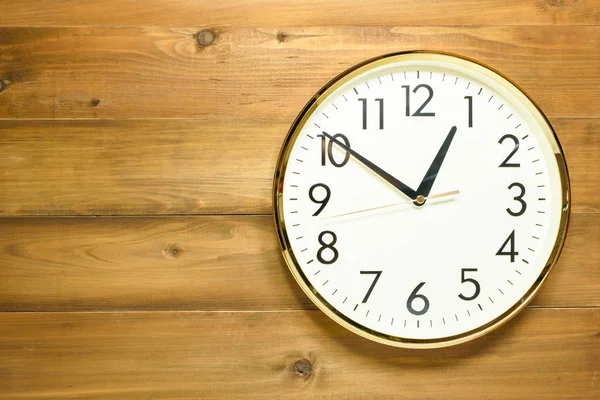 Reloj de pared en la pared de madera — Foto de Stock