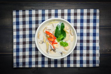 Tavuklu hindistan cevizi sütü çorbası.