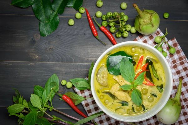 Curry verde con pollo —  Fotos de Stock