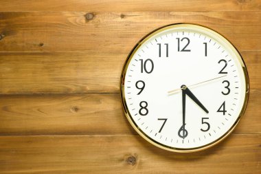 ahşap duvar duvar saati