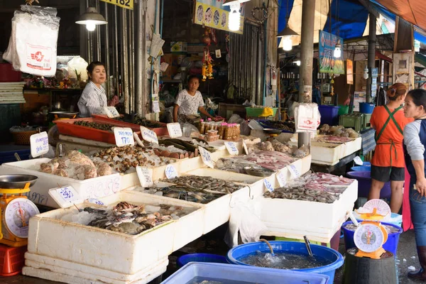 Frutos do mar frescos no mercado local de Ban Phe — Fotografia de Stock