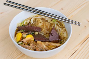 şehriye çorbası yemek çubukları ile