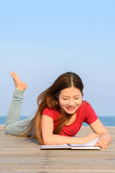 женщина лжет во время чтения книг
