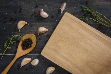 kesme tahtası ve bitki üzerinde ahşap 