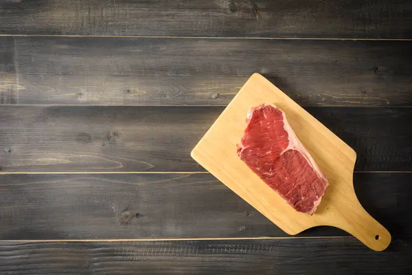 Roh-Rindfleisch-Striploin-Steak auf Schneidebrett — Stockfoto