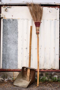 eski faraş ve süpürge 