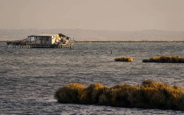Denizde yüzen geleneksel balıkçı kulübesi
