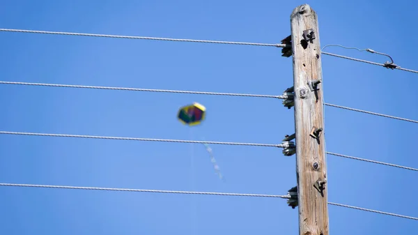 Elektrik iletim hatlarının yakınında tehlikeli bir uçurtma uçurmak
