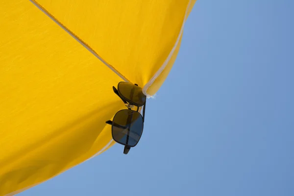 Sonnenschirm am Strand — Stockfoto