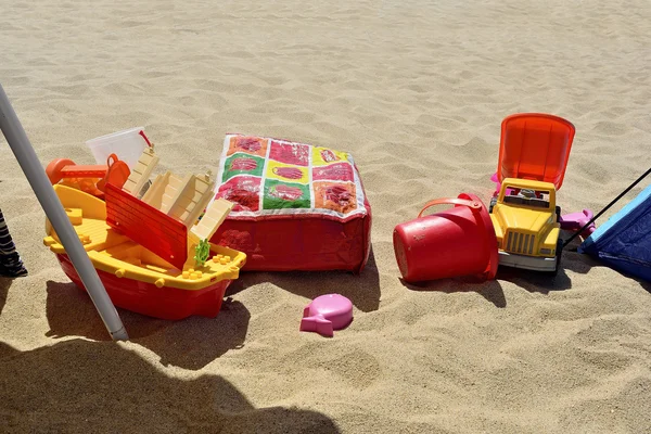 Juguetes en playa de arena — Foto de Stock