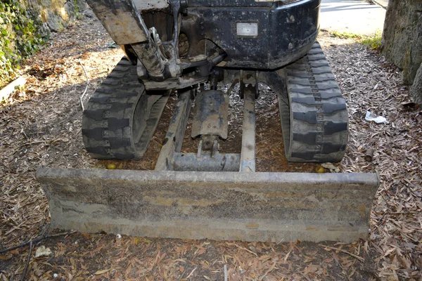 Lato anteriore di un mini-escavatore — Foto Stock