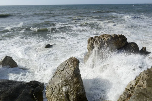 Wellen auf den Felsen — Stockfoto