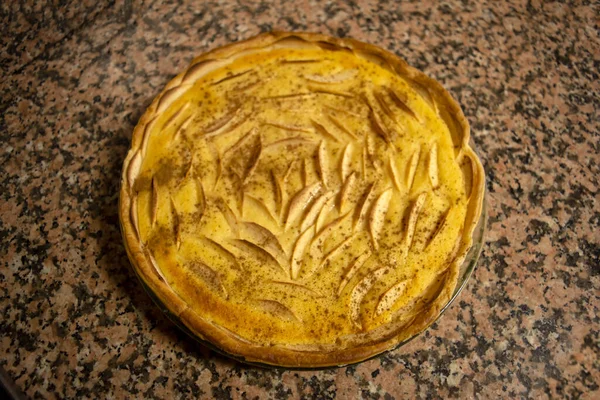 Ev yapımı lezzetli turta.