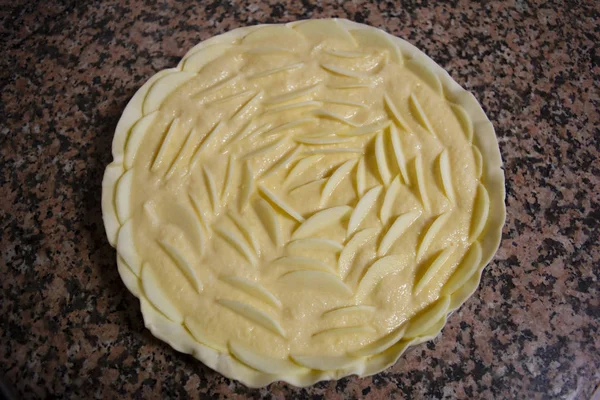 Tabakta çiğ elmalı turta