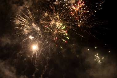 Gece neşeli renkli havai fişekler