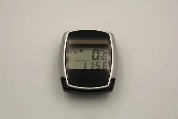 Beyaz arkaplanda izole edilmiş görünür veriye sahip güneş bisikleti bilgisayarı