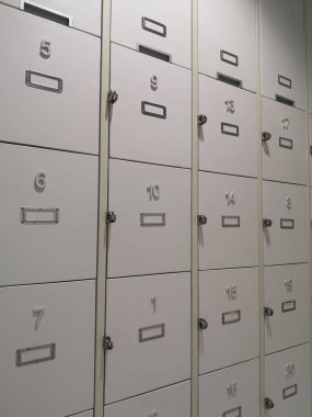 Duvara monte edilmiş dolap.