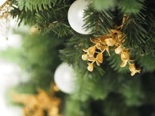 Decorações Árvore Natal Têm Bola Branca Folhas Ouro Borrado Fundo — Fotografia de Stock