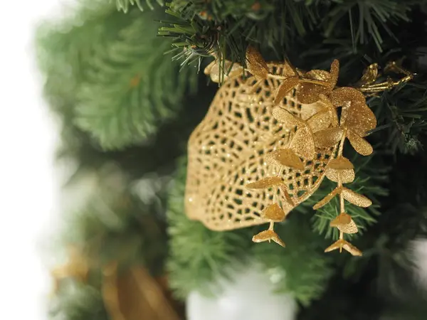 Christbaumschmuck Hat Weiße Kugel Goldblätter Auf Verschwommenem Hintergrund — Stockfoto