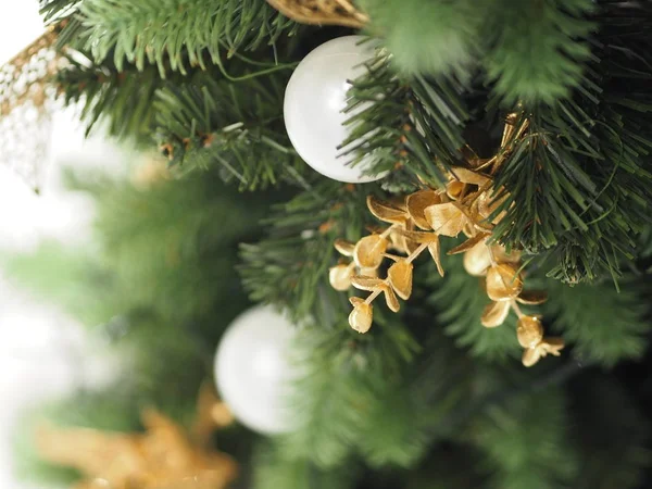 Decoraciones Del Árbol Navidad Tienen Bola Blanca Hojas Oro Borrosa — Foto de Stock