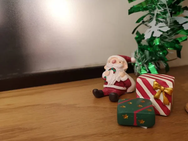 Jultomten Puppet Gåva Röd Väska Träd För Dekoration Juldagen — Stockfoto