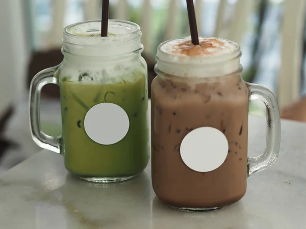 Matcha Green Çayı Süt Buzunu Bardaklara Koyun Buzlu Çikolatayı Mermer — Stok fotoğraf