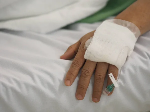 Patiënten Slapen Het Bed Afdeling Set Zoutoplossing Vrouwelijke Hand Het — Stockfoto