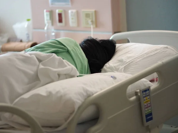 Schlafende Patientinnen Auf Der Bettenstation Mit Kochsalzlösung Weiblicher Hand Krankenhaus — Stockfoto