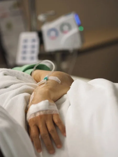患者は 病院で女性の手でベッド病棟セットIv生理食塩水で寝る — ストック写真
