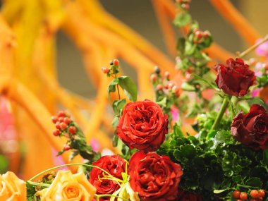 Kırmızı gül rengi çiçek aranjmanı. Arka planda bulanık güzel bir buket.