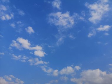 Cirrokümülüs, mavi gökyüzünde beyaz bulutlar doğal arka plan güzel doğa çevresi