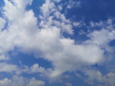 Stratocumulus, mavi gökyüzünde beyaz bulutlar doğal arka plan güzel doğa ortamı