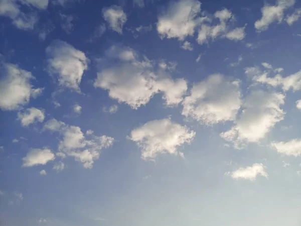 アルトストラタス 青空に白い雲自然の背景美しい自然環境 — ストック写真