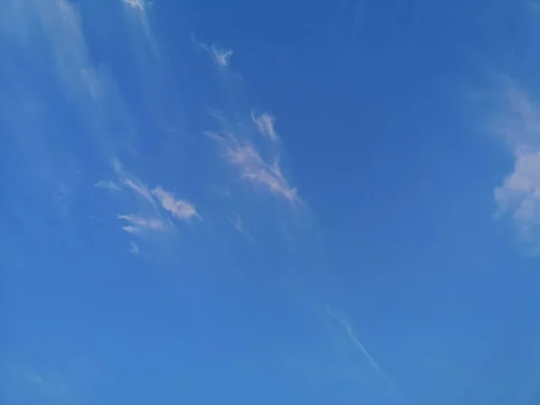 Cirrus Białe Chmury Błękitnym Niebie Naturalne Tło Piękne Środowisko Naturalne — Zdjęcie stockowe