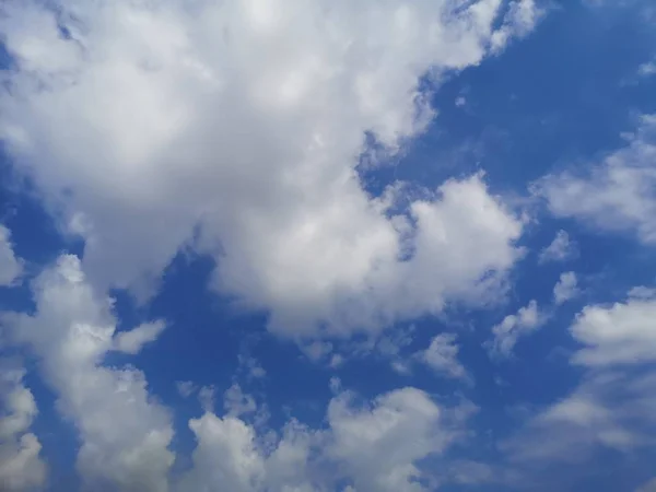 Stratocumulus Nuvens Brancas Céu Azul Fundo Natural Belo Ambiente Natureza — Fotografia de Stock