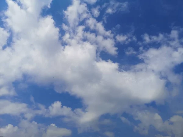 Stratocumulus Nuages Blancs Dans Ciel Bleu Fond Naturel Beau Environnement — Photo