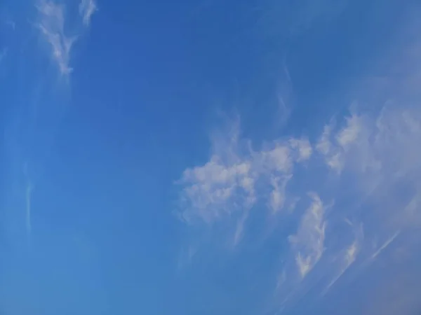 Cirrus Awan Putih Langit Biru Latar Belakang Alam Yang Indah — Stok Foto