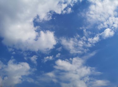 Mavi gökyüzünde Stratocumulus beyaz bulutları doğal arka plan güzel doğa ortamı 