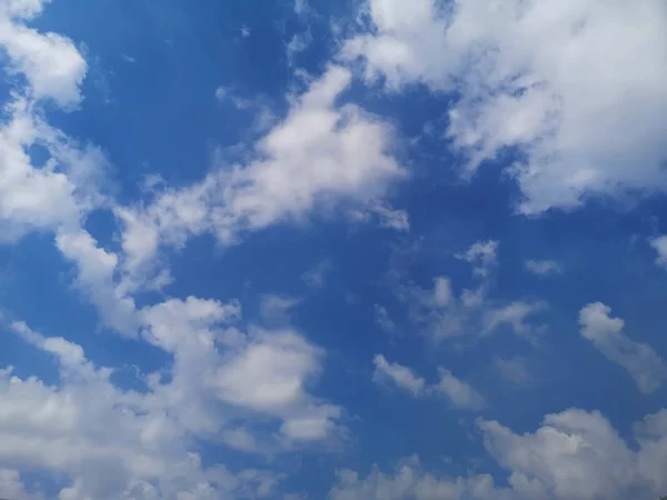 青空の中の白い雲の層状 自然環境が美しい — ストック写真