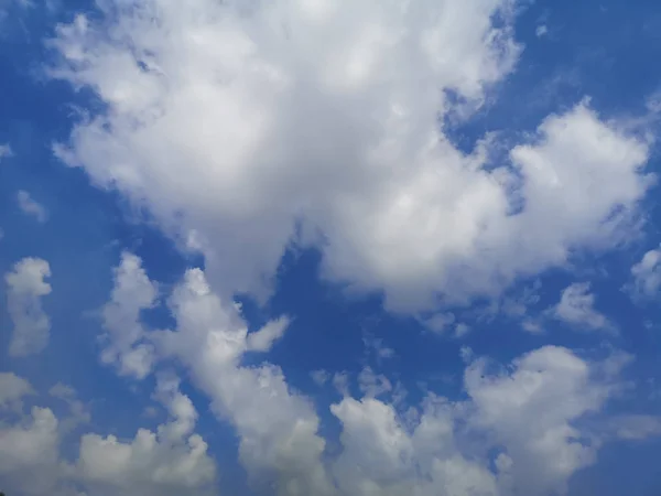 Stratocumulus Nuvens Brancas Céu Azul Fundo Natural Belo Ambiente Natureza — Fotografia de Stock