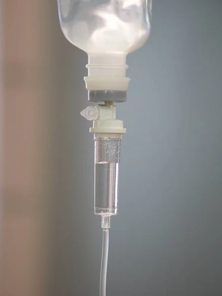 患者の生理食塩水供給装置 病棟でセットIv溶液点滴 — ストック写真